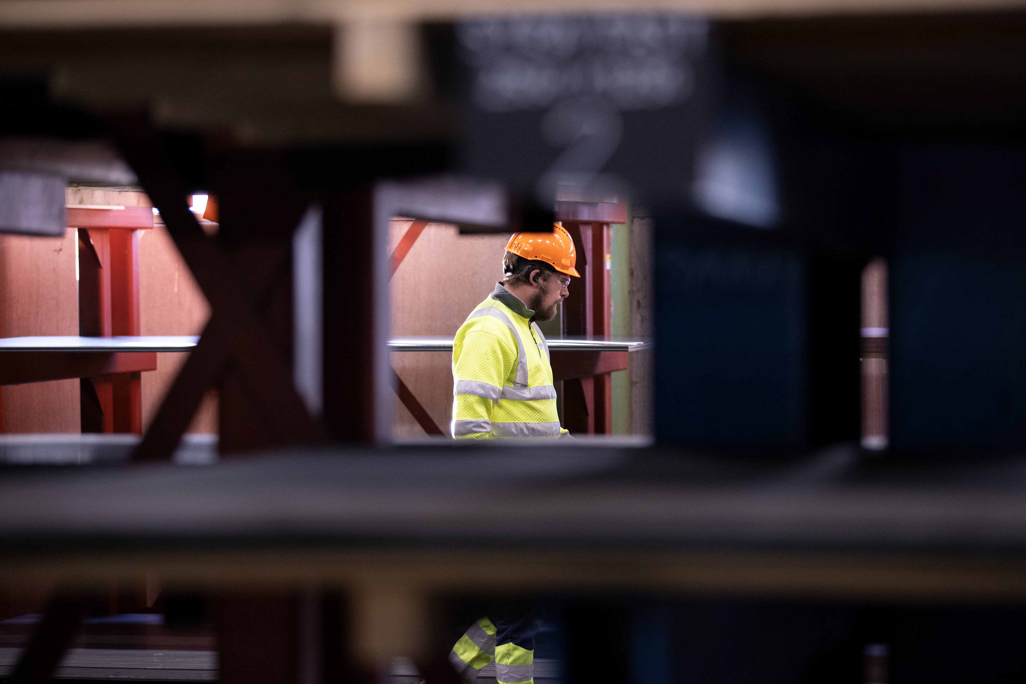 Stena Stål anställd klädd i varselkläder i lagerlokal.