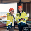 Stena Stål anställd som går på ett lager.